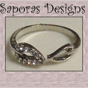 Silver Tone Size 4.5 Leaf Design Ring Vintage With Clear Crystals